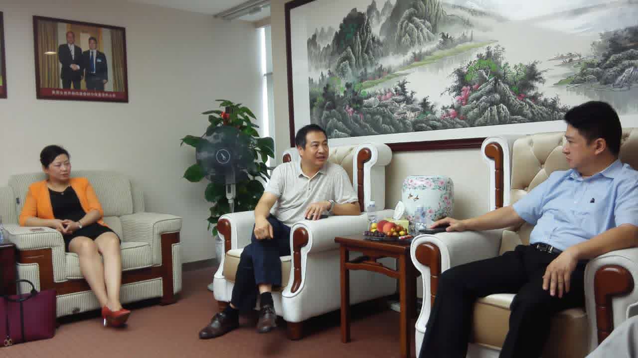 县政府党组成员李茂芹(中)以及县商务局局长李桂英(左)与董事长交谈